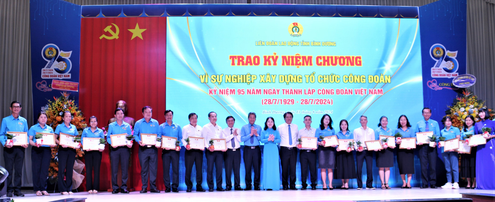 Lãnh đạo tỉnh trao kỷ niệm chương “Vì sự nghiệp xây dựng Tổ chức Công đoàn”.